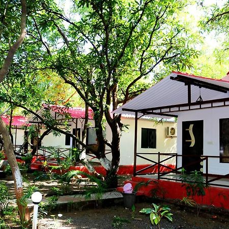 The Wilds Villa Gir Jungle Stay With Swimming Pool Sasan Gir Bagian luar foto